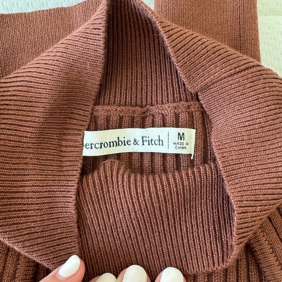 BROWN ABERCROMBIE SWEATER - Picture 3 of 3